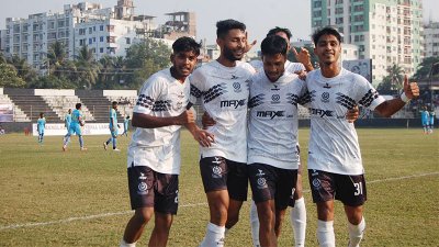 ম্যাচের একটি দৃশ্য দুই দলের খেলোয়াড়রা