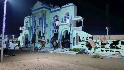 গাজীপুর মহানগরের শিমুলতলীতে বাণিজ্য ও কুটিরশিল্প মেলায় এক ক্রেতাকে মারধরের জেরে হামলা ও ভাঙচুরের ঘটনা ঘটেছে