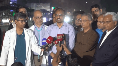 সাংবাদিকদের সঙ্গে কথা বলছেন ডা. এফ এম সিদ্দিকী