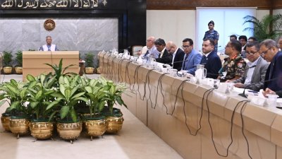 রাজধানীর তেজগাঁওয়ে প্রধান উপদেষ্টার কার্যালয়ে বৈঠকে প্রধান উপদেষ্টা অধ্যাপক মুহাম্মদ ইউনূস