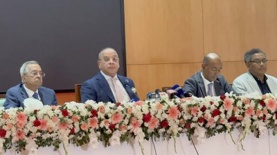 অনুষ্ঠানে অন্যান্য অতিথির সঙ্গে প্রধান বিচারপতি সৈয়দ রেফাত আহমেদ