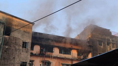 চট্টগ্রাম নগরের কদমতলী এলাকায় একটি কম্বলের গুদামে অগ্নিকাণ্ড ঘটেছে