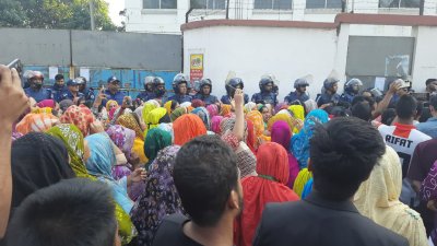 শ্রমিকরা সকালে কারখানার গেটে এসে বন্ধের নোটিশ দেখে বিক্ষুব্ধ হয়ে ওঠেন