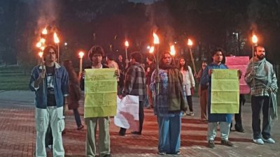 নিপীড়নের বিরুদ্ধে জাহাঙ্গীরনগর’-এর ব্যানারে মশাল মিছিল করেন শিক্ষার্থীরা