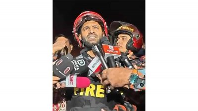 আগুনের সর্বশেষ পরিস্থিতি সম্পর্কে ব্রিফ করেন