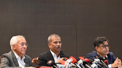 রাজধানীর ফরেন সার্ভিস একাডেমিতে ব্রিফিংয়ে আইন উপদেষ্টা আসিফ নজরুল