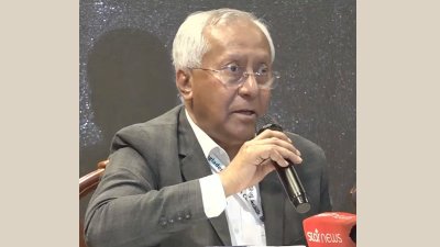 প্রেস বিফ্রিংয়ে কথা বলছেন নির্বাচন কমিশন (ইসি) সচিব আখতার আহমে