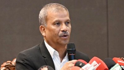রাজধানীর ফরেন সার্ভিস একাডেমিতে ব্রিফিংয়ে আইন উপদেষ্টা আসিফ নজরুল
