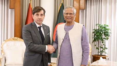 প্রধান উপদেষ্টা ড. মুহাম্মদ ইউনূসের সঙ্গে বাংলাদেশে ফ্রান্সের নবনিযুক্ত রাষ্ট্রদূত জ্যঁ-মার্ক সেরে-শার্লেট