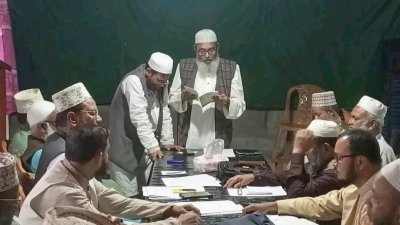 শপথ পাঠ করান দলটির কেন্দ্রীয় কর্মপরিষদ সদস্য ও রংপুর-দিনাজপুর অঞ্চল সহকারী পরিচালক মাওলানা মমতাজ উদ্দীন (হাতে বই)। এ সময় নবনির্বাচিত আমির (বাঁয়ে) কান্নায় ভেঙে পড়েন