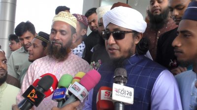 সাংবাদিকদের সঙ্গে কথা বলছেন আহলে সুন্নাত ওয়াল জামাতের সাংগঠনিক সচিব মুফতি গিয়াসউদ্দিন তাহেরী