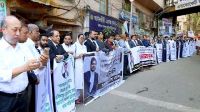 আসামিদের দ্রুত গ্রেফতার ও বিচারের দাবিতে আইনজীবীদের মানববন্ধন