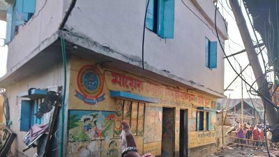 আগুনে ক্ষতিগ্রস্ত বিদ্যালয়টির উপরের অংশ ভেঙে ফেলা হচ্ছে