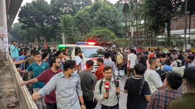 শাহবাগে পুলিশের সঙ্গে চাকরিপ্রার্থী শিক্ষার্থীদের ধাওয়া-পাল্টা ধাওয়ার ঘটনা ঘটে