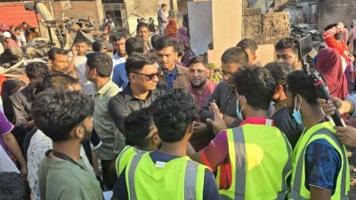 কড়াইল বস্তি পরিদর্শনে জাতীয় যুবশক্তির নেতারা