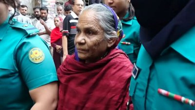 আদালত চত্বরে সখিনা বেগম