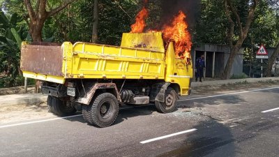 বিক্ষুব্ধ এলাকাবাসী বালুবাহী ড্রামট্রাকে আগুন দিয়েছে