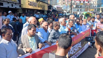 বন্দরের প্রবেশপথে প্রতীকী অবরোধ কর্মসূচি পালন করা হচ্ছে