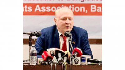 ডিক্যাব টকে জার্মান বক্তব্য রাখছেন রাষ্ট্রদূত ড. রুডিগার লোটৎস