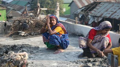 আগুনে সব হারিয়েছেন তারা (ছবি: নাসিরুল ইসলাম)