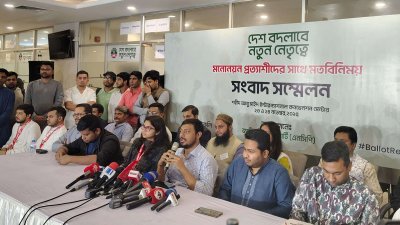 সাংবাদিকদের সঙ্গে কথা বলছেন নাসীরুদ্দীন পাটওয়ারী