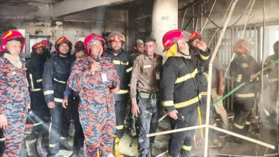 আগুন নিয়ন্ত্রণে কাজ করছে ফায়ার সার্ভিস
