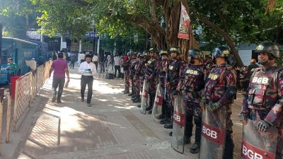 আদালত এলাকায় বিজিবি সদস্যদের অবস্থান