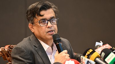 কথা বলছেন প্রধান উপদেষ্টার প্রেস সচিব শফিকুল আলম