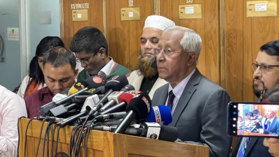 ব্রিফ করেন ইসির সিনিয়র সচিব আখতার আহমেদ