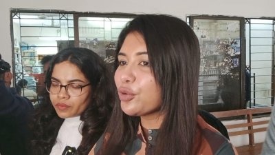 আদালতে মামলার বাদী রোবাইয়াত ফাতিমা তনি  (ডানে)