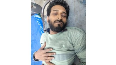 আহত যুবককে হাসপাতালে চিকিৎসা দেওয়া হচ্ছে