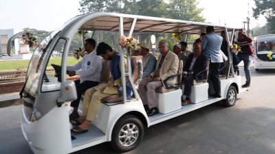 বুধবার পাঁচটি ই-কার উদ্বোধন করা হয়
