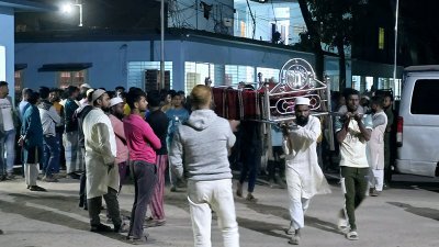 লাশ নিয়ে থানায় স্থানীয়রা