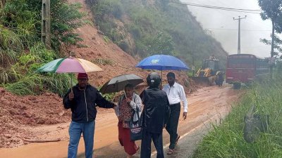গত সপ্তাহ থেকে শ্রীলঙ্কায় বিরূপ আবহাওয়া শুরু হয়। ছবি: এপি
