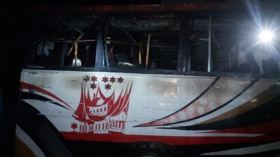 খবর পেয়ে ফায়ার সার্ভিস গিয়ে আগুন নিভায়/বাংলা ট্রিবিউন