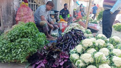 নীলফামারীর স্থানীয় কাঁচা বাজার শীতের সবজি