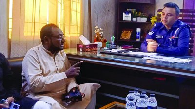 ওসির রুমে বসে কথা বলছেন জামায়াত প্রার্থী