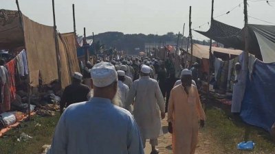 ইজতেমা ময়দানে মুসল্লিরা