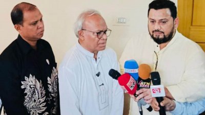 চট্টগ্রামের হাটহাজারী উপজেলায় ‘আমরা বিএনপি পরিবার’ আয়োজিত কর্মসূচি শেষে সাংবাদিকদের সঙ্গে কথা বলেন রুহুল কবির রিজভী