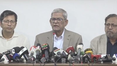 সংবাদ সম্মেলনে বিএনপি মহাসচিব মির্জা ফখরুল ইসলাম আলমগীর