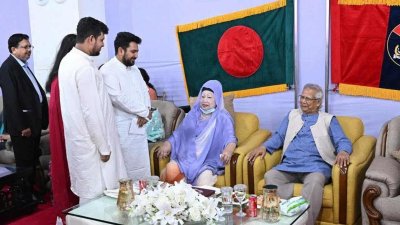 খালেদা জিয়ার সঙ্গে কথা বলছেন নাহিদ ইসলাম (ফাইল ছবি)