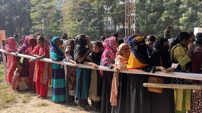 ভেটাররা লাইনে দাঁড়িয়ে