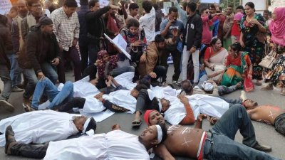 শনিবার বিকালে বেনাপোলে মহাসড়ক অবরোধ করে বিক্ষোভ করেছেন যশোর-১ (শার্শা) আসনে বিএনপির মনোনয়নবঞ্চিত নেতার অনুসারীরা