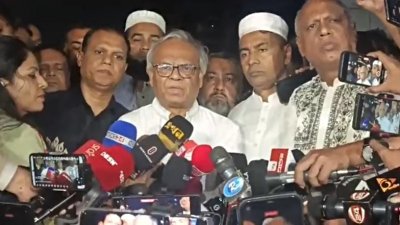 সাংবাদিকদের সঙ্গে কথা বলছেন রুহুল কবির রিজভী