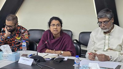 কথা বলছেন গার্মেন্টস শ্রমিক সংহতির সভাপ্রধান তাসলিমা আখতার (ছবি: নাসিরুল ইসলাম)