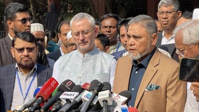 সাংবাদিকদের সঙ্গে কথা বলছেন এ এম এম নাসির উদ্দিন