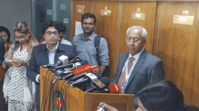 সাংবাদিকদের সঙ্গে কথা বলছেন ইসি সচিব