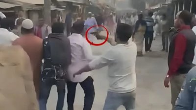 গত বৃহস্পতিবার বিকালে জামায়াতের প্রার্থী আবু তালেব মন্ডল ওই এলাকায় গণসংযোগে যান। তখন বিএনপি নেতাকর্মীদের সঙ্গে সংঘর্ষের ঘটনা ঘটে। এ সময় কয়েকটি গুলি ছোড়া হয়।