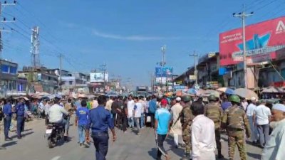 তিন স্থানে অবস্থান নিয়ে আন্দোলনকারীরা মহাসড়ক অবরোধ করে রাখেন