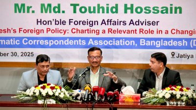 বাংলাদেশের পররাষ্ট্রনীতি: পরিবর্তনশীল বিশ্বে প্রাসঙ্গিক ভূমিকা শীর্ষক  ‘ডিক্যাব টকে’ বক্তব্য রাখছেন পররাষ্ট্র উপদেষ্টা তৌহিদ হোসেন